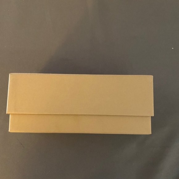 Burberry sunglasses box - Picture 2 of 2